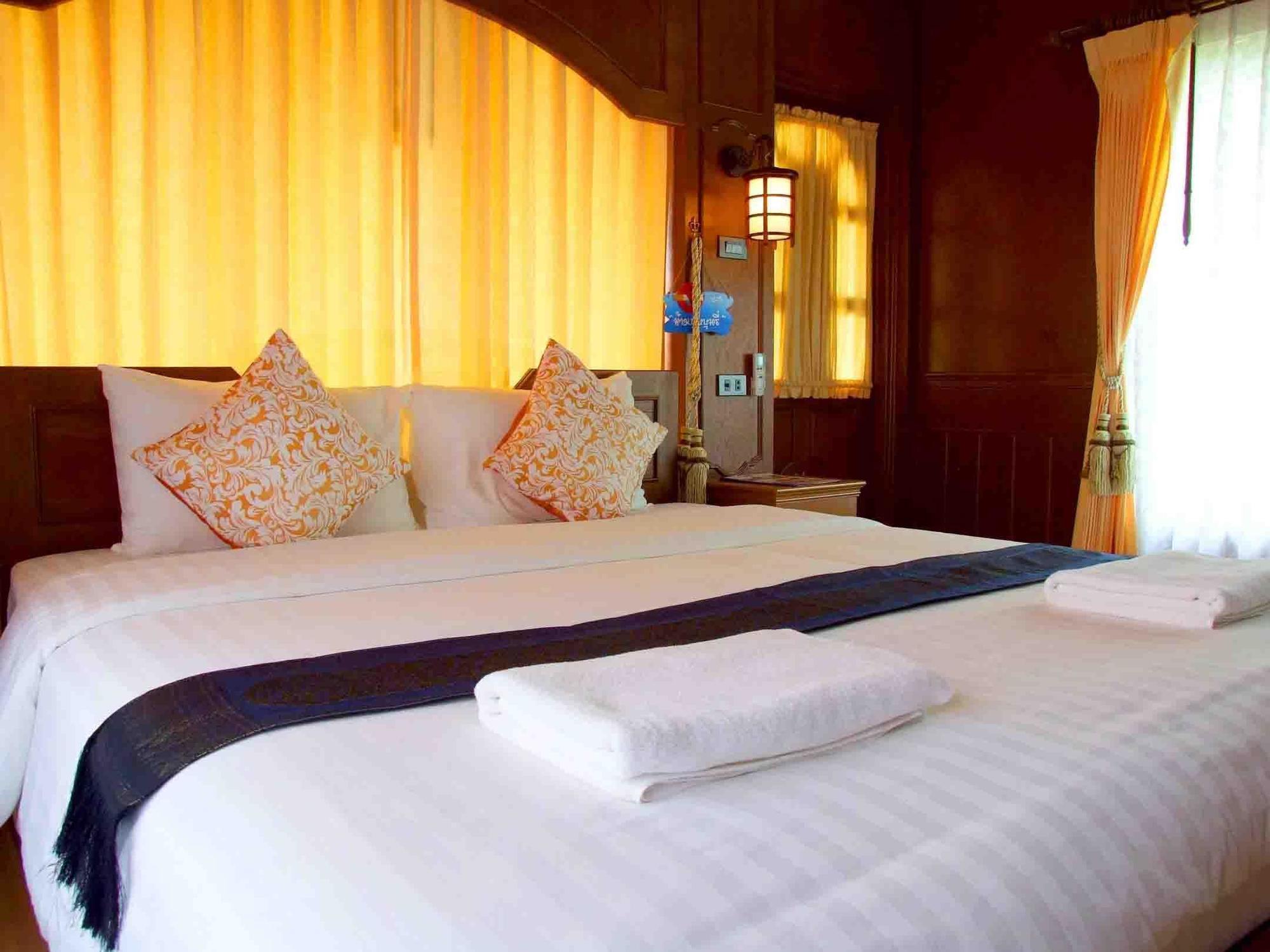 Baan Virog Koh Larn Hotel Exterior photo
