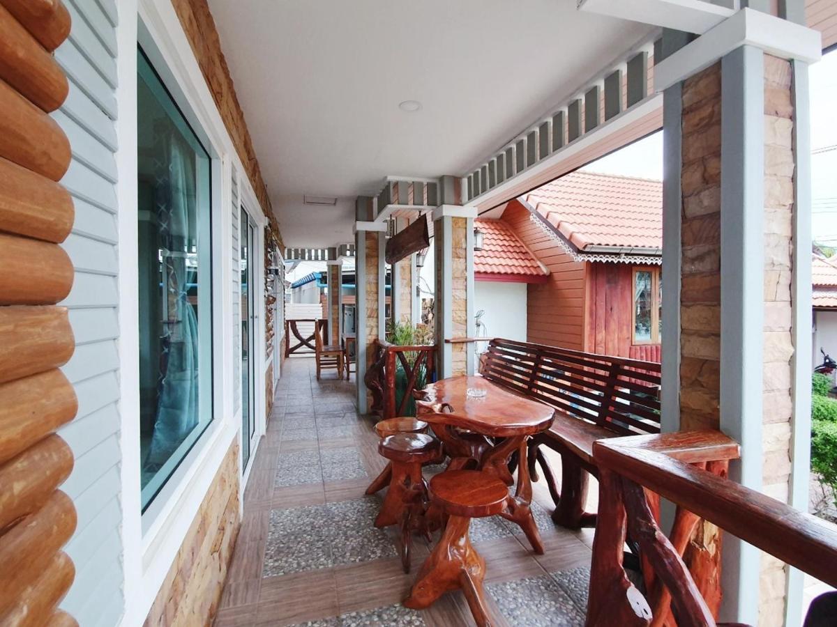 Baan Virog Koh Larn Hotel Exterior photo